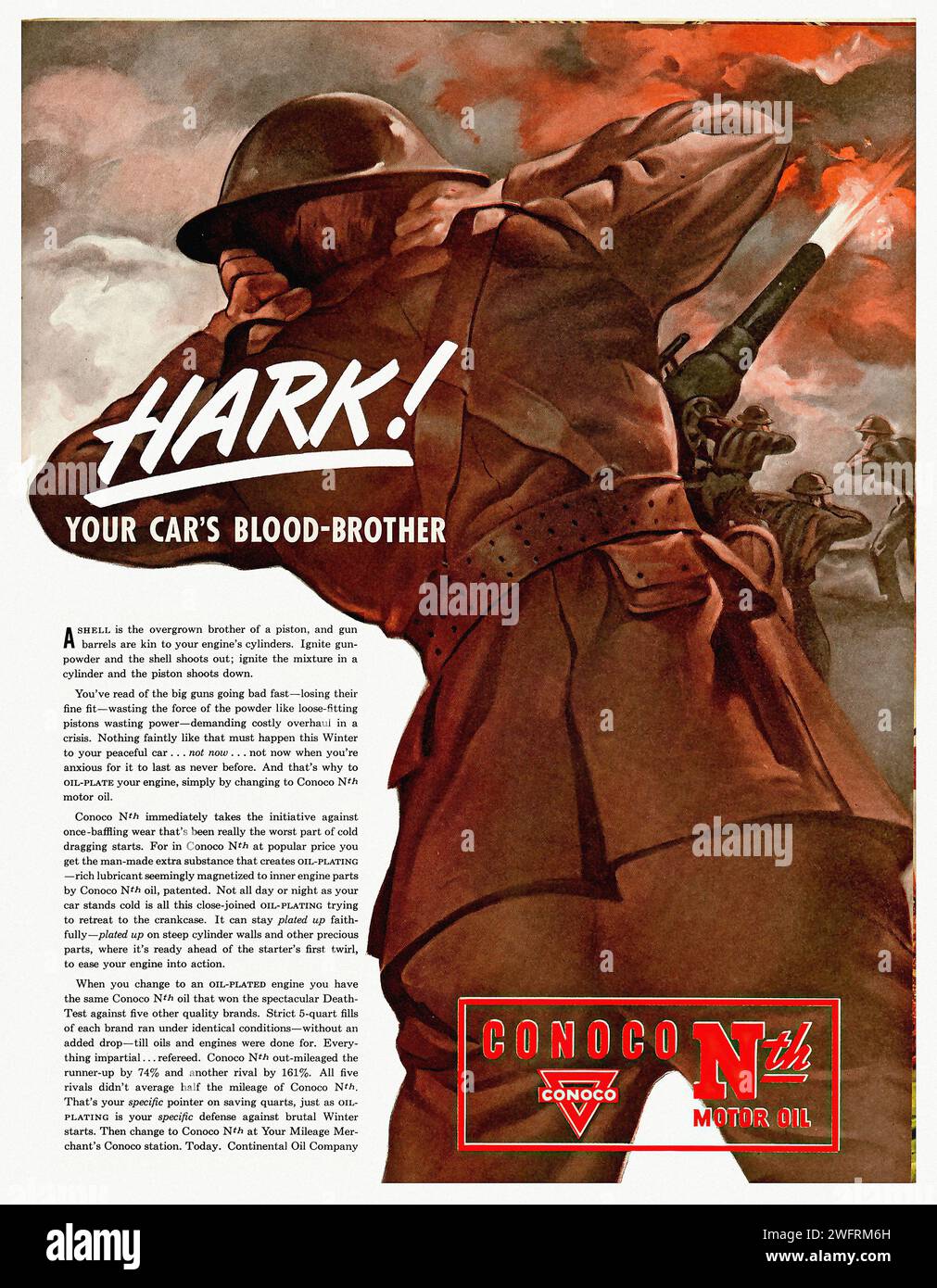 "HARK! "CONOCO N-TANE MOTOR OIL", FRATELLO DI SANGUE DELLA TUA AUTO, è una pubblicità vintage della Conoco N-tane Motor Oil, originaria degli Stati Uniti durante la seconda guerra mondiale. La pubblicità, presentata in formato rivista o giornale, presenta un soldato in uniforme completa e casco, tenendo un fucile e guardando in lontananza. Lo sfondo è una scena drammatica del campo di battaglia con esplosioni e fumo. Lo stile illustrativo della pubblicità, combinato con la combinazione di colori rosso, nero e bianco, aggiunge un tocco vintage. - Pubblicità americana (USA), era della seconda guerra mondiale Foto Stock