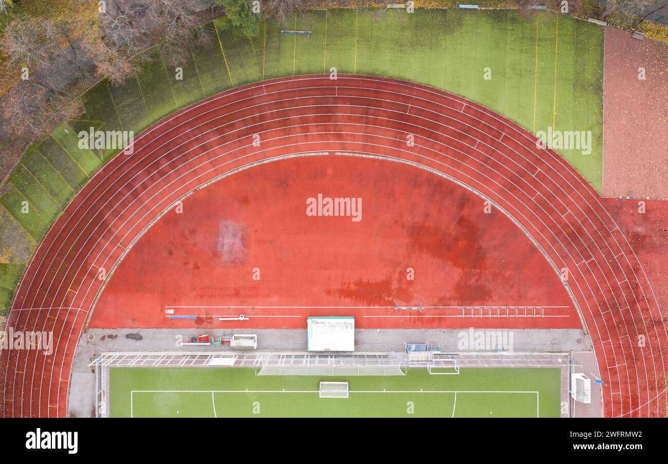 Vista aerea dall'alto delle piste rosse dello stadio senza persone. Foto Stock