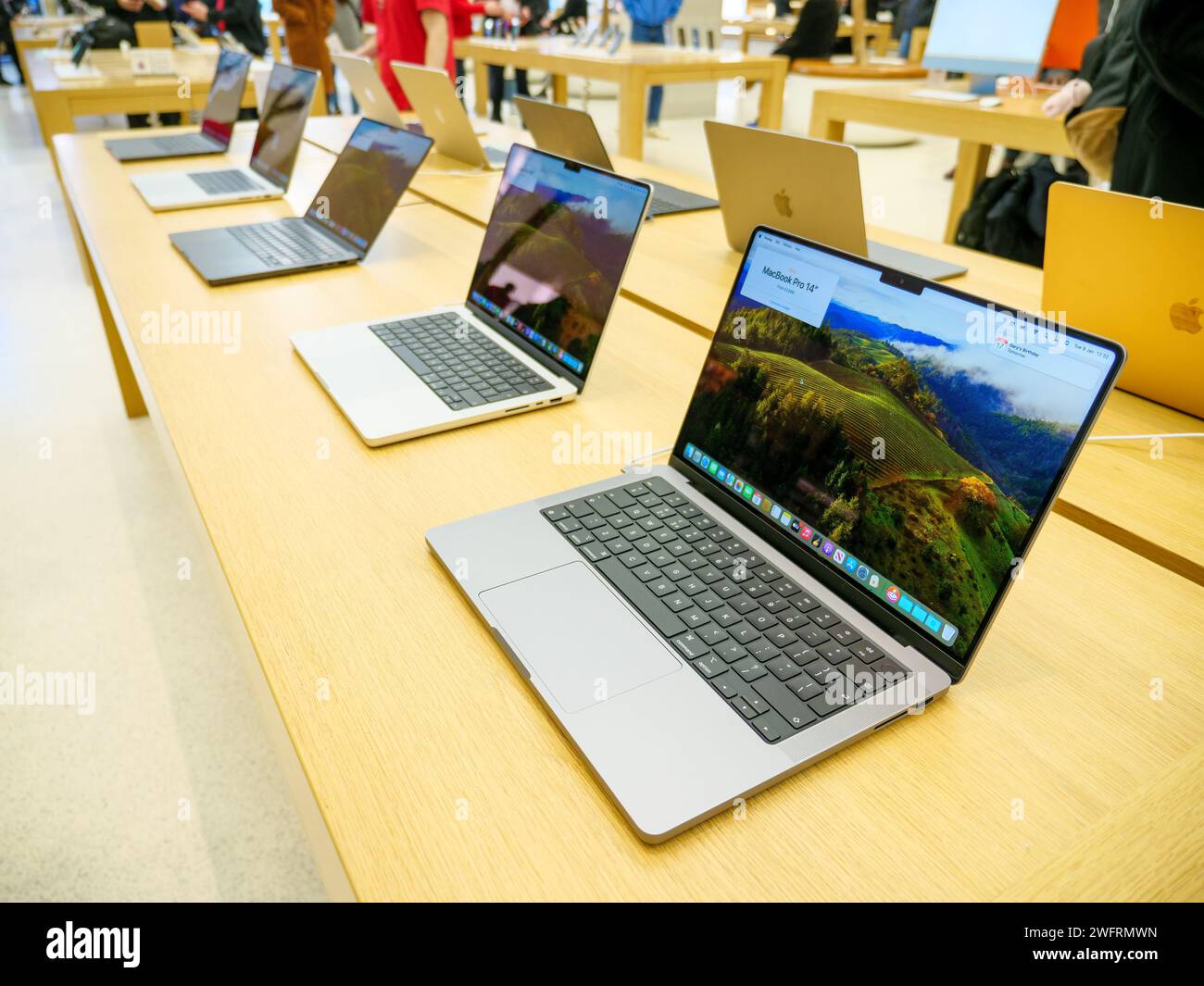 Londra, Regno Unito - 9 gennaio 2024: Computer portatili Apple Macbook Pro in vendita all'interno dell'Apple Store Foto Stock