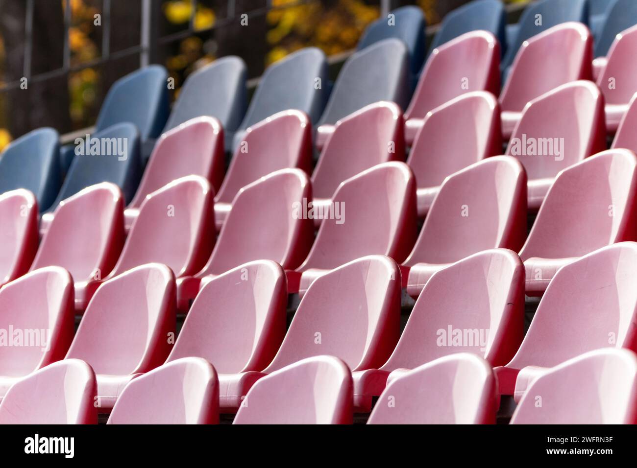 Posti a sedere vuoti della tribuna dello stadio. Eventi sportivi senza tifosi Foto Stock
