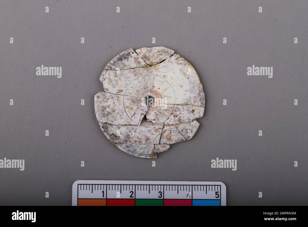 (240201) -- LUOYANG, Feb. 1, 2024 (Xinhua) -- questa foto scattata il 5 gennaio 2024 mostra un pezzo di boneware scoperto da un cimitero di famiglia di alto status sociale, risalente alle dinastie Wei e Jin (220-420), nella città di Luoyang, nella provincia centrale di Henan della Cina. PER ANDARE CON "cimitero di famiglia di oltre 1.600 anni trovato nell'Henan della Cina centrale" (Luoyang Municipal Institute of Archaeology/Handout via Xinhua) Foto Stock