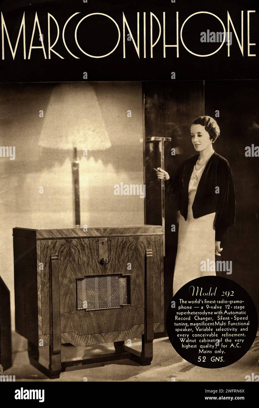 "Modello 292" e descrizione dettagliata un annuncio pubblicitario per una radio Marconiphone modello 292 degli anni '1930, con una donna in piedi accanto al set radio. Foto Stock "Modello 292" e descrizione dettagliata un annuncio pubblicitario per una radio Marconiphone modello 292 degli anni '1930, con una donna in piedi accanto al set radio. Foto Stock