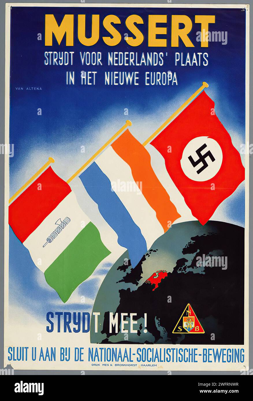 "MUSSEERT STRYDT VOOR NEDERLANDS" PLAATS IN HET NIEUWE EUROPA" CHE SI TRADUCE IN "MUSSERT COMBATTE PER I PAESI BASSI" POSTO NELLA NUOVA EUROPA." Poster pubblicitario olandese d'epoca che rappresenta una campagna politica, con bandiere e un emblema svastica, che riflette l'estetica nazionalsocialista degli anni '1930 Foto Stock