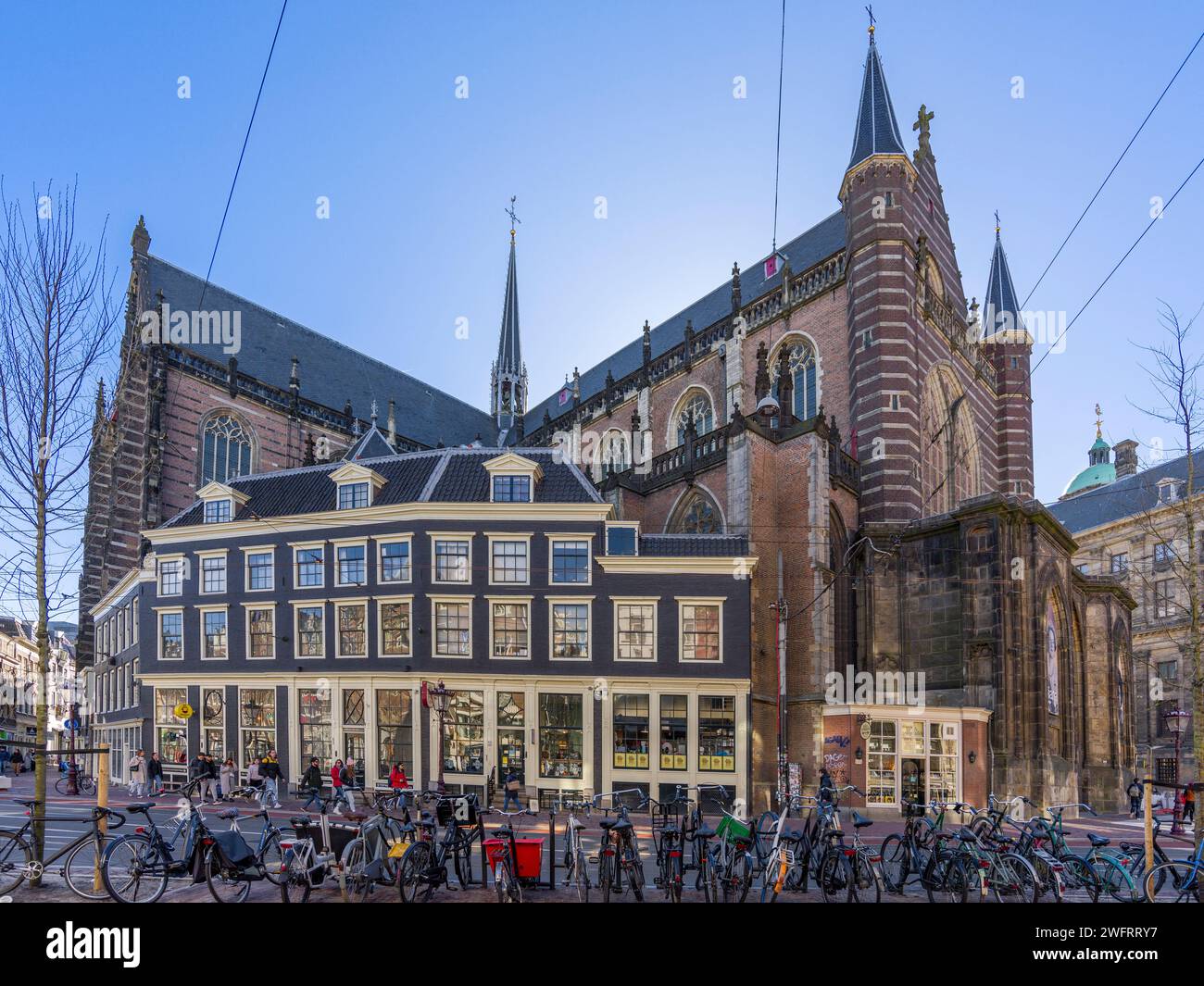 L'elevazione a nord-ovest della Chiesa nuova (Nieuwe Kerk) da Nieuwezijds Voorburgwal ad Amsterdam, Olanda settentrionale, Paesi Bassi. Foto Stock