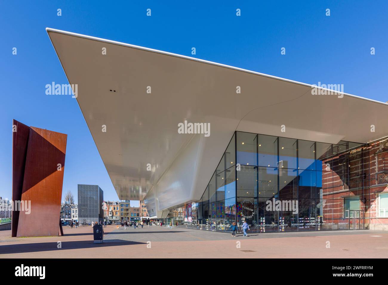 L'ala contemporanea e l'ingresso dello Stedelijk Museum in Museum Square di Amsterdam, Olanda settentrionale, Paesi Bassi. Foto Stock