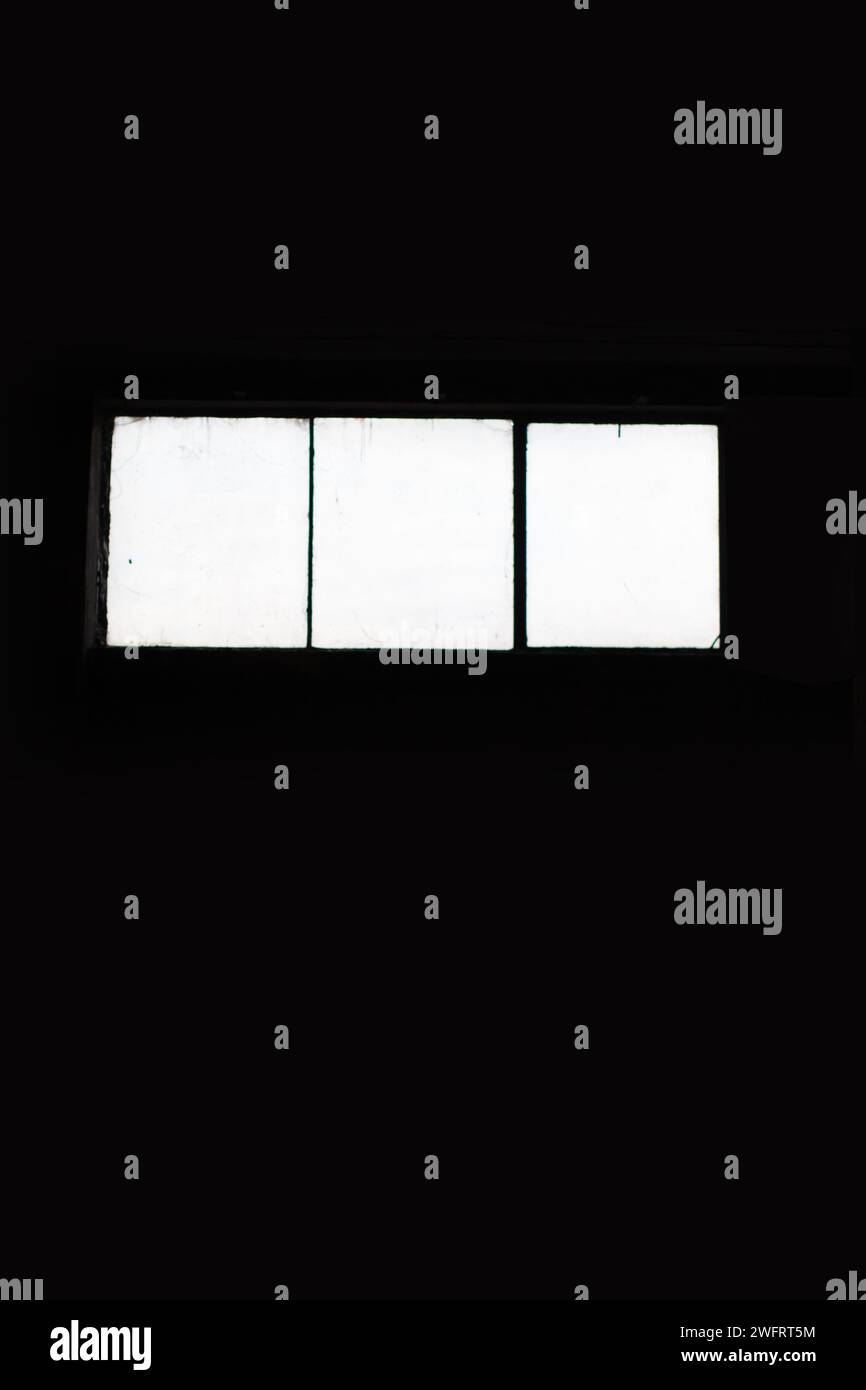 illumina le finestre nelle camere buie Foto Stock