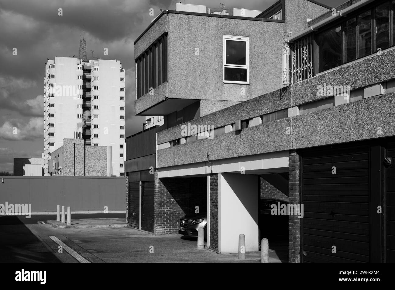 Wolvercote Road maisonette, parte della brutalista Lesnes Estate a Thamesmead SE2 costruita nel 1967 e destinata ad essere demolita e riqualificata. Foto Stock