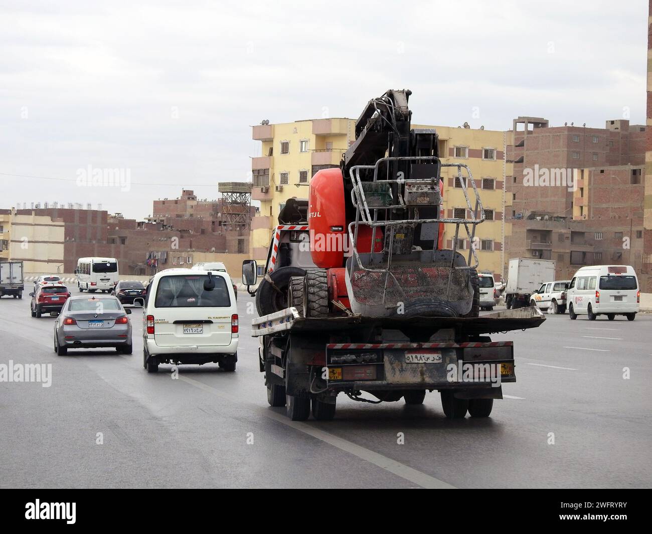Giza, Egitto. Gennaio 25 2024: Carro attrezzi per il recupero del rimorchio camion a pianale idraulico per il trasporto di emergenza di auto che necessitano di manutenzione o altro p Foto Stock
