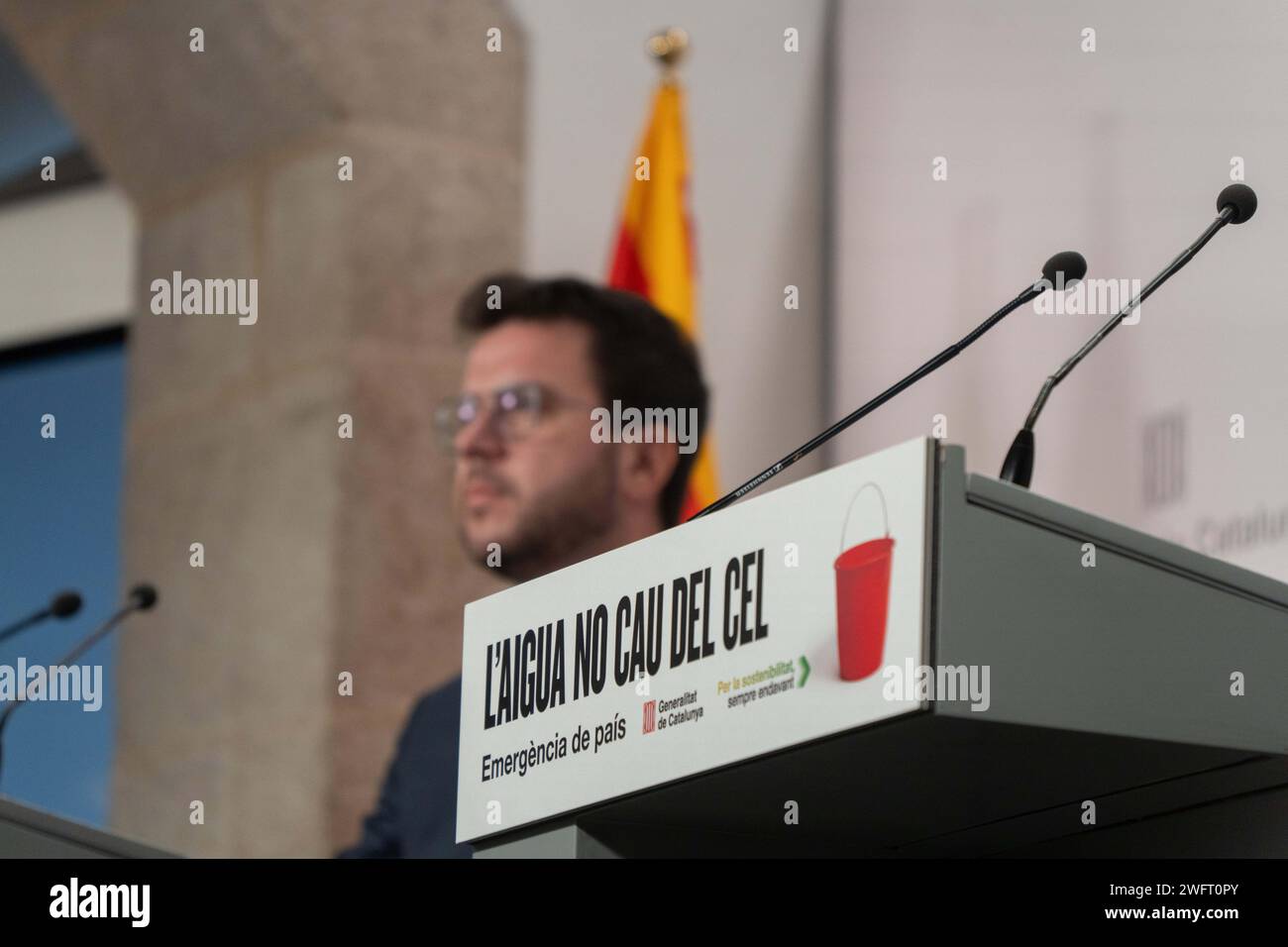 Febbraio, 01 2024 Barcellona, SpainPolitics Barcellona- emergenza a causa della siccità in catalogna il governo della Generalitat decreta lo stato di emergenza a causa della siccità nell'area metropolitana, imponendo restrizioni che colpiscono più di 6 milioni di persone. Queste restrizioni avranno un impatto su tutti i settori della società. La Generalitat stima che, se non piove, la Catalogna ha solo 15 mesi di riserve idriche rimaste." "El gobierno de la Generalitat decreta el estado de emergencia por sequ&#xed;a en el área metropolitana, imponiendo restricciones que afectan a más de 6 millon Foto Stock