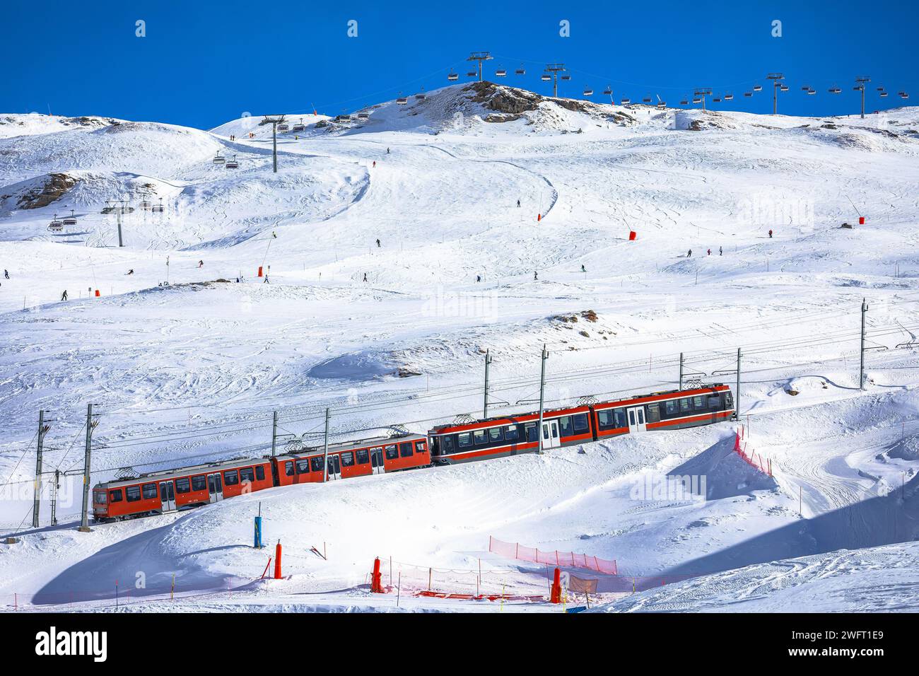Vista sulla ferrovia Gorngerat bahn e sulla zona sciistica di Zermatt, regione del Vallese in Svizzera Alpi Foto Stock