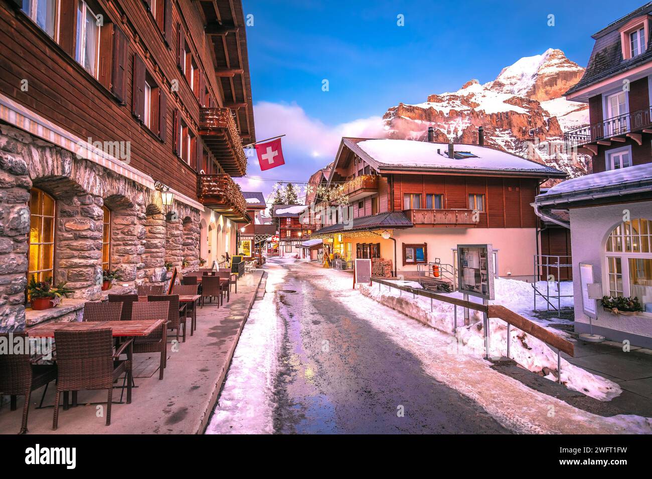 Idilliaco villaggio alpino di Murren Street, vista al tramonto, regione svizzera dell'Oberland Berner Foto Stock