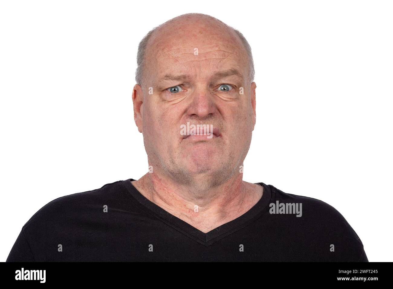 T-shirt "uomo di mezza età in nero" che reagisce all'odore strano - Ritratto bizzico su sfondo bianco Foto Stock