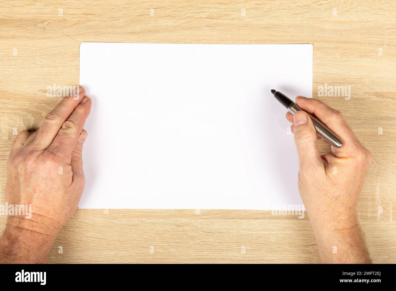 Spazio di lavoro creativo: White paper Hands Drawing on Horizontal con marcatore permanente argento su tavolo in legno - concetto di artigianato artistico Foto Stock