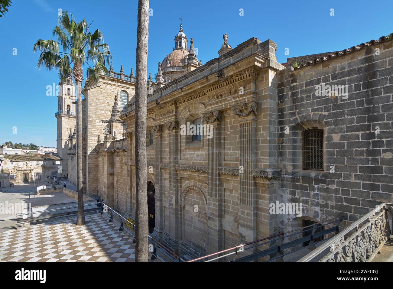 Vista laterale dell'antica cattedrale di Jerez de la Frontera, splendidamente dettagliata, sotto un cielo azzurro. Foto Stock