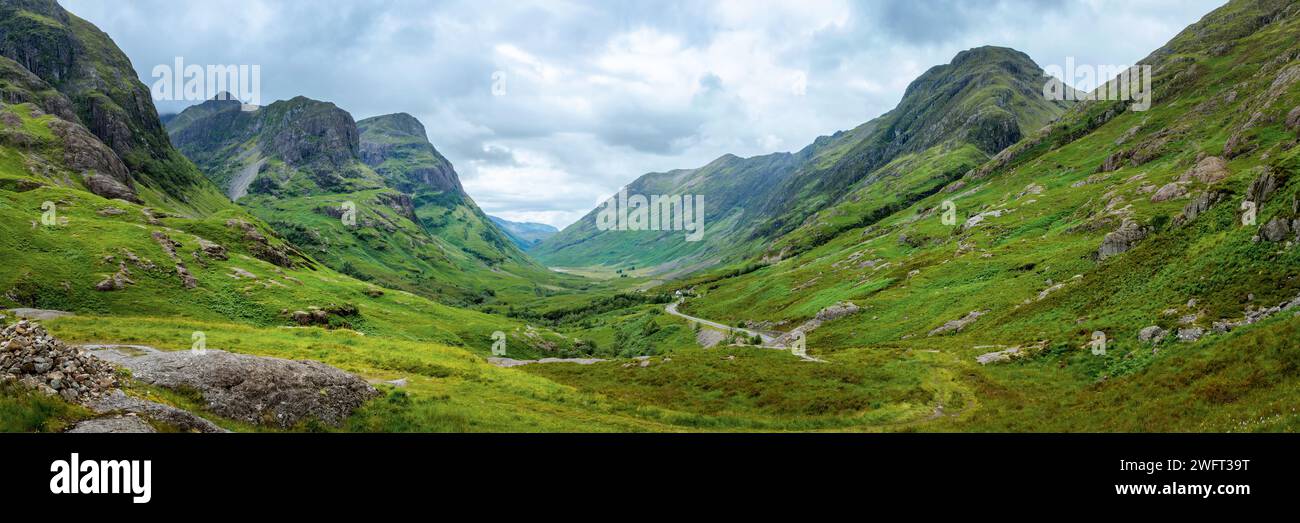 Panorama panoramico della valle di Glencoe in estate, Highlands of Scotland, Regno Unito Foto Stock