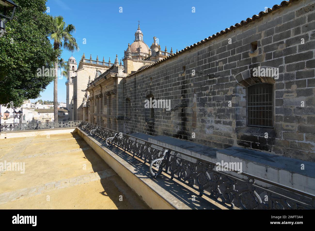 Vista laterale dell'antica cattedrale di Jerez de la Frontera, splendidamente dettagliata, sotto un cielo azzurro. Foto Stock