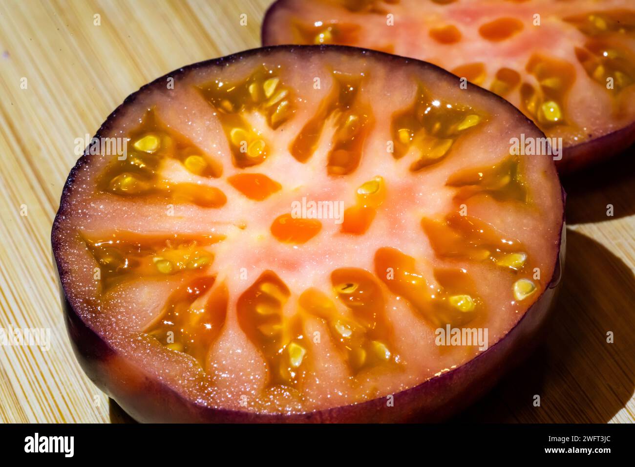 Una sezione trasversale di un pomodoro Purple Boy, che mostra le sezioni della sua carne lussureggiante Foto Stock