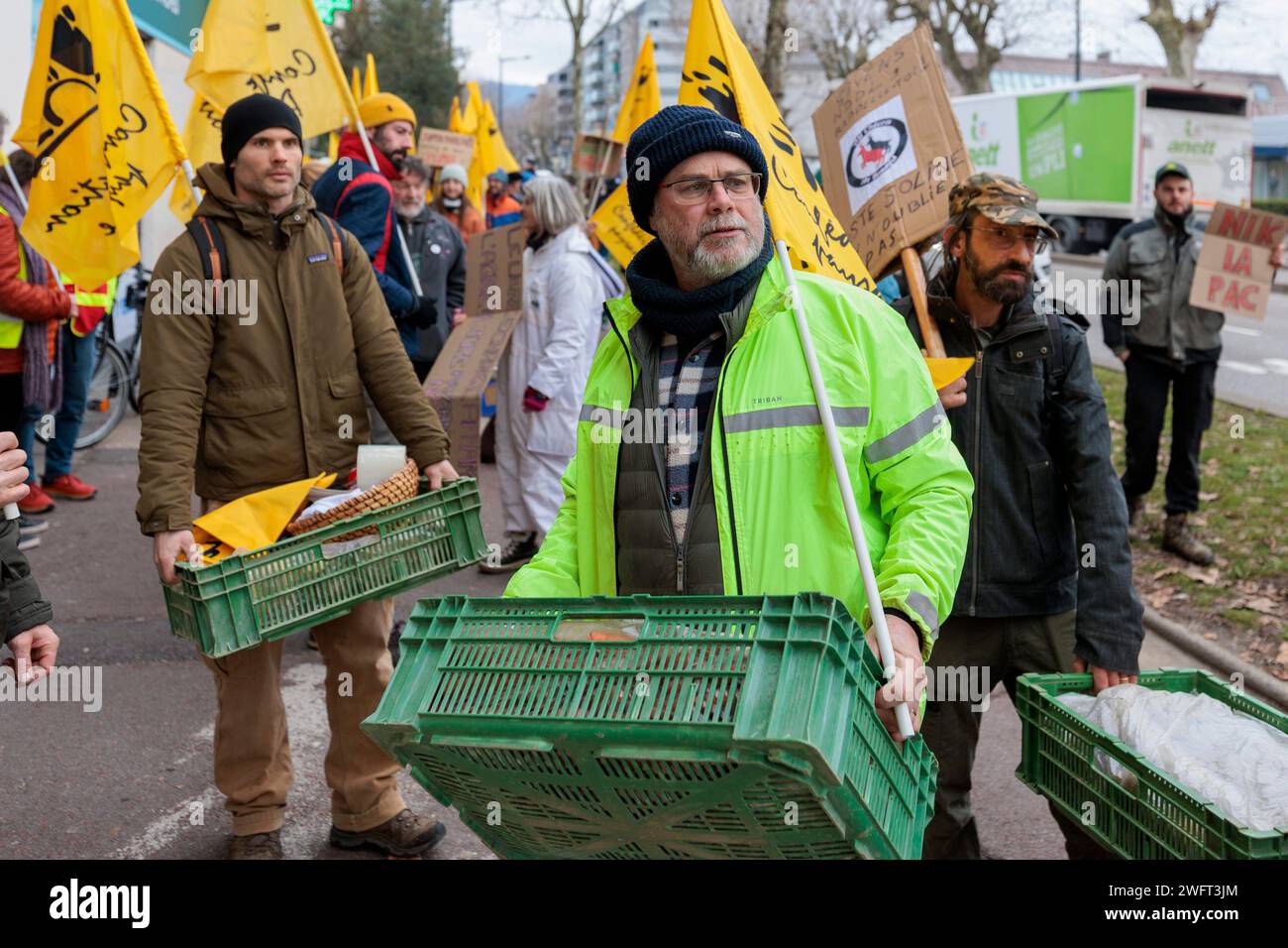 © PHOTOPQR/LE DAUPHINE/Grégory YETCHMENIZA ; Annecy ; 01/02/2024 ; Annecy, le 1 février. Une trentaine de membres de la conféderation paysanne de Haute-Savoie, accompagnée d'une dizaine de membres de la CGT, mènent depuis 9h45 ce matin une opération dans le carrefour d'Annecy situé avenue de Genève. Dans le supermarché, ils ciblent trois produits : les 'contrefactions' de reblochon, les tomates hors saison, et le mille non francais vendu sous l'appellation miel francais. Avec cette action, ils revendiquent des revenus décents, notamment via l'interdiction d'achat en dessous des prix de revient Foto Stock