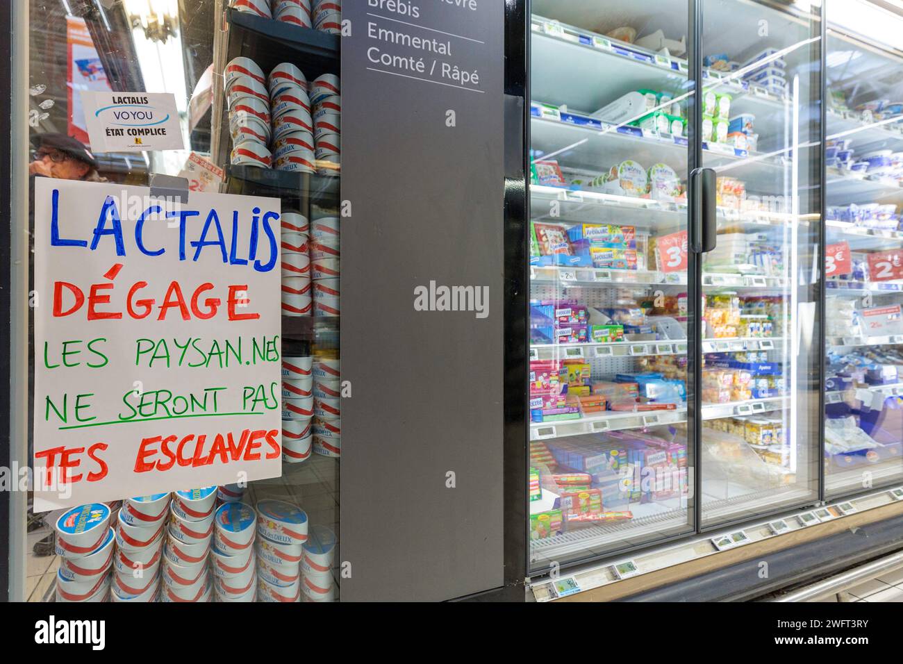 © PHOTOPQR/LE DAUPHINE/Grégory YETCHMENIZA ; Annecy ; 01/02/2024 ; Annecy, le 1 février. lactalis degage Une trentaine de membres de la conféderation paysanne de Haute-Savoie, accompagnée d'une dizaine de membres de la CGT, mènent depuis 9h45 ce matin une opération dans le carrefour d'Annecy situé avenue de Genève. Dans le supermarché, ils ciblent trois produits : les 'contrefactions' de reblochon, les tomates hors saison, et le mille non francais vendu sous l'appellation miel francais. Avec cette action, ils revendiquent des revenus décents, notamment via l'interdiction d'achat en dessous des Foto Stock