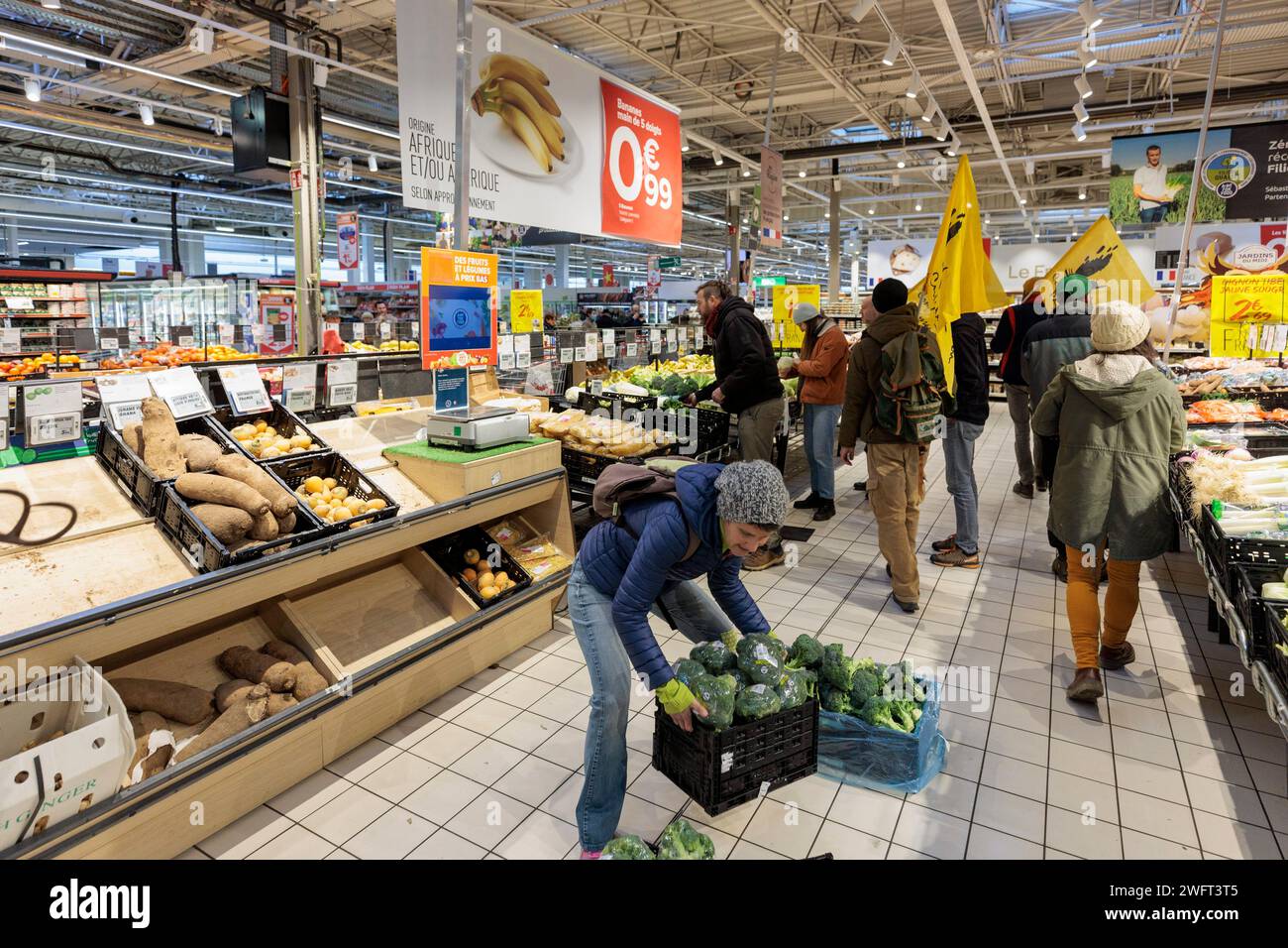 © PHOTOPQR/LE DAUPHINE/Grégory YETCHMENIZA ; Annecy ; 01/02/2024 ; Annecy, le 1 février. Une trentaine de membres de la conféderation paysanne de Haute-Savoie, accompagnée d'une dizaine de membres de la CGT, mènent depuis 9h45 ce matin une opération dans le carrefour d'Annecy situé avenue de Genève. Dans le supermarché, ils ciblent trois produits : les 'contrefactions' de reblochon, les tomates hors saison, et le mille non francais vendu sous l'appellation miel francais. Avec cette action, ils revendiquent des revenus décents, notamment via l'interdiction d'achat en dessous des prix de revient Foto Stock