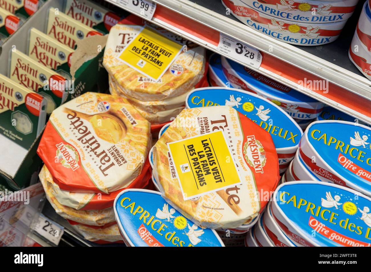 © PHOTOPQR/LE DAUPHINE/Grégory YETCHMENIZA ; Annecy ; 01/02/2024 ; Annecy, le 1 février. Une trentaine de membres de la conféderation paysanne de Haute-Savoie, accompagnée d'une dizaine de membres de la CGT, mènent depuis 9h45 ce matin une opération dans le carrefour d'Annecy situé avenue de Genève. Dans le supermarché, ils ciblent trois produits : les 'contrefactions' de reblochon, les tomates hors saison, et le mille non francais vendu sous l'appellation miel francais. Avec cette action, ils revendiquent des revenus décents, notamment via l'interdiction d'achat en dessous des prix de revient Foto Stock
