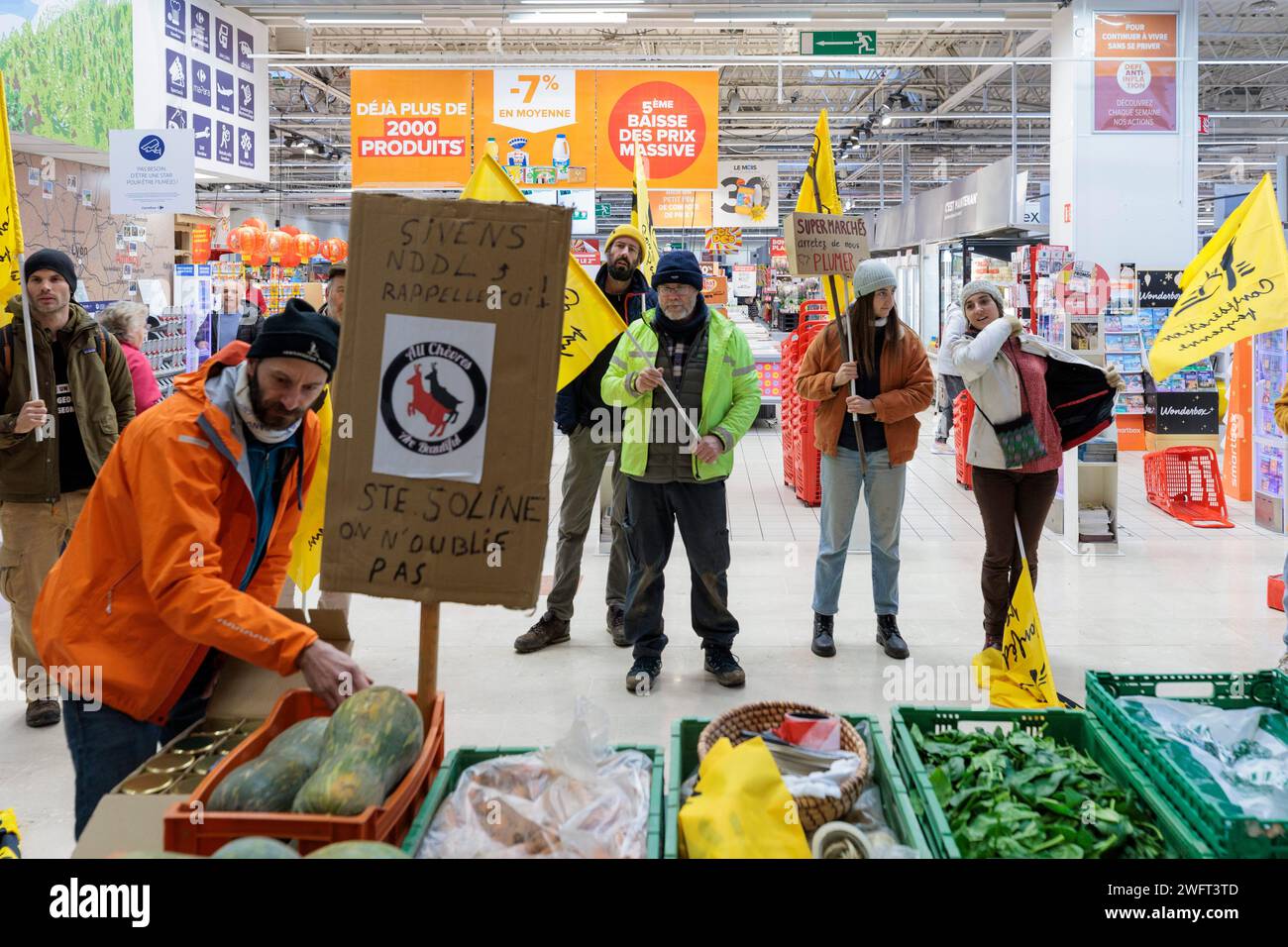 © PHOTOPQR/LE DAUPHINE/Grégory YETCHMENIZA ; Annecy ; 01/02/2024 ; Annecy, le 1 février. Une trentaine de membres de la conféderation paysanne de Haute-Savoie, accompagnée d'une dizaine de membres de la CGT, mènent depuis 9h45 ce matin une opération dans le carrefour d'Annecy situé avenue de Genève. Dans le supermarché, ils ciblent trois produits : les 'contrefactions' de reblochon, les tomates hors saison, et le mille non francais vendu sous l'appellation miel francais. Avec cette action, ils revendiquent des revenus décents, notamment via l'interdiction d'achat en dessous des prix de revient Foto Stock