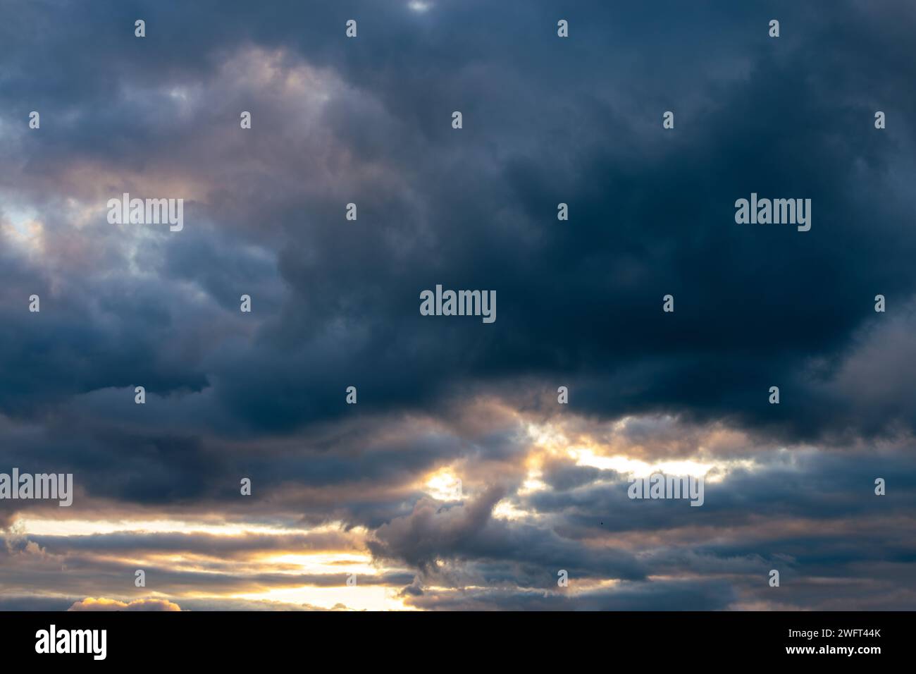 Bel cielo Moody con nuvole scure al tramonto, riposizionamento del cielo, sfondo naturale Foto Stock