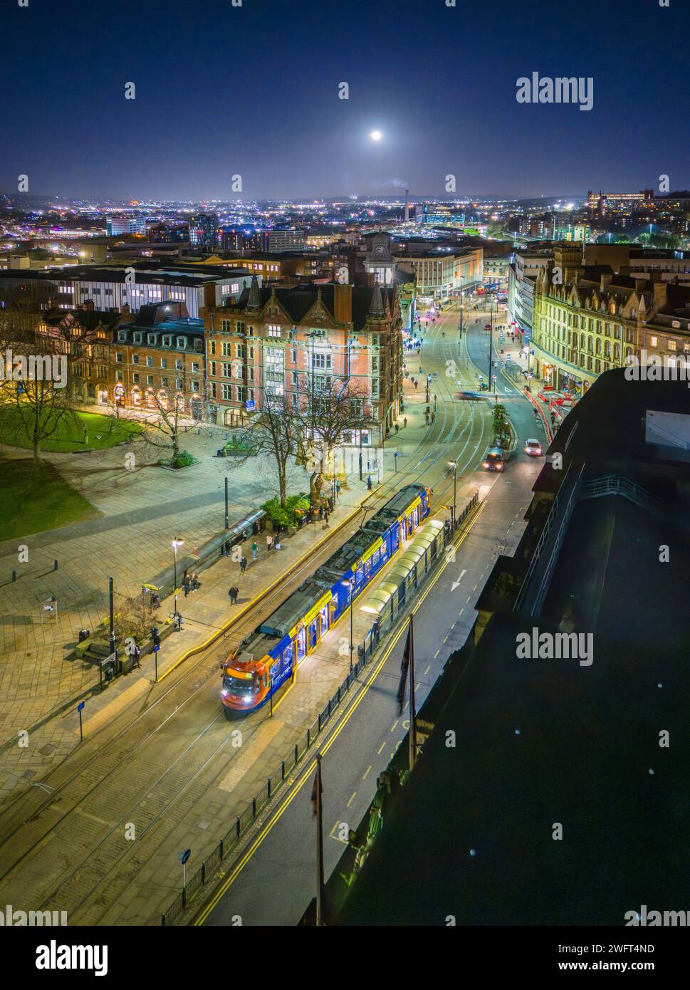 Sheffield, Yorkshire. Regno Unito. 01.26.2024 Sheffield Super tram Under a Full Moon adiacente alla cattedrale e al centro città. Immagine aerea. 26esimo Foto Stock