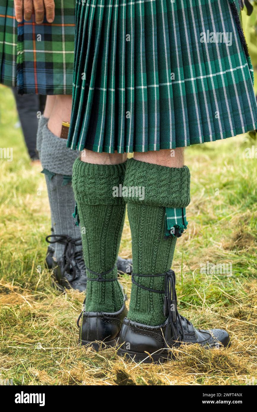 Abito tipico delle Highland con kilt, calze in kilt, calze in kilt flash, coltello gian Dubh e scarpe in pelle scozzese Ghillie brogues kilt Foto Stock