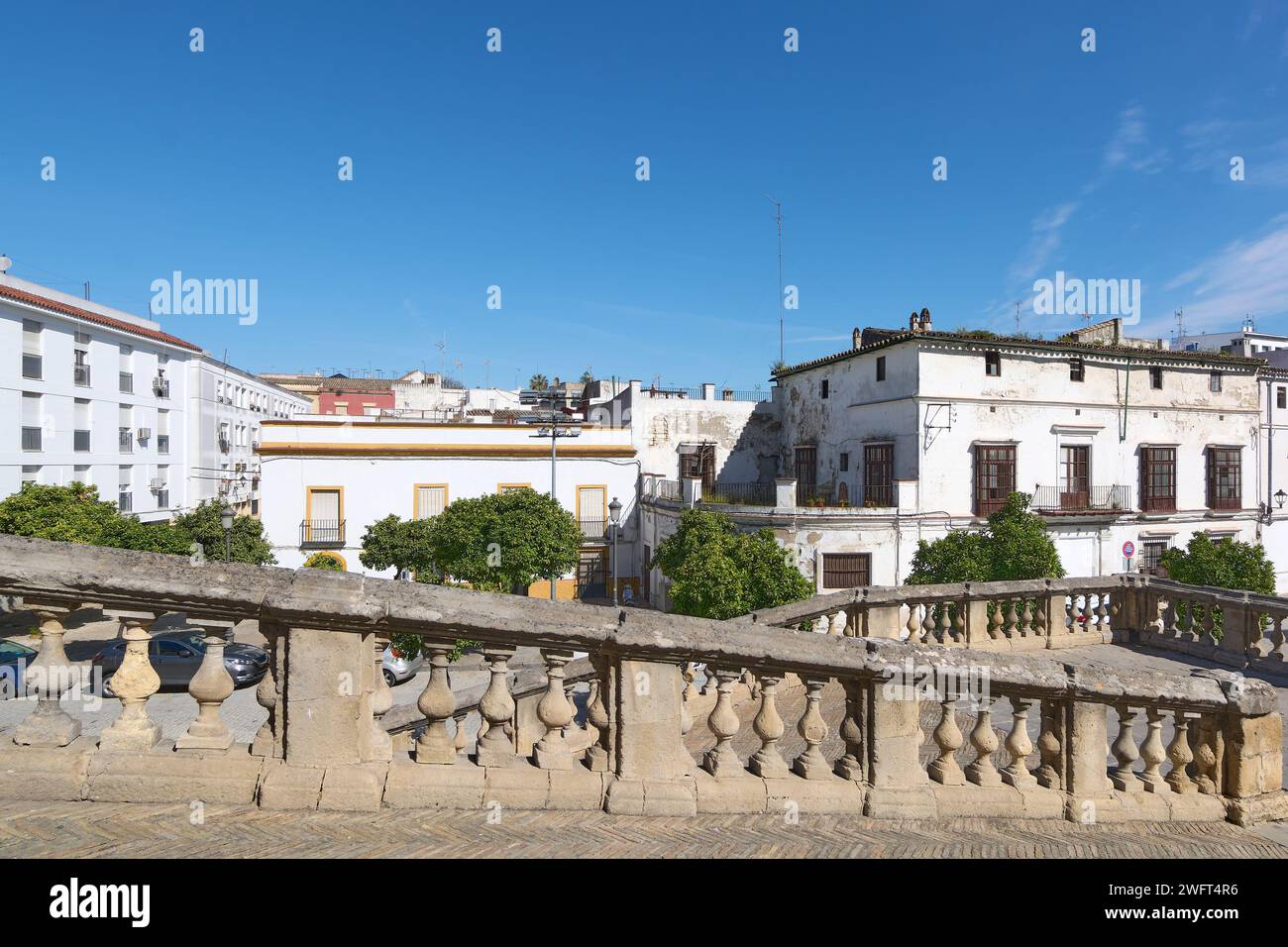 Vista soleggiata di un affascinante villaggio storico con architettura classica a Jerez de la Frontera in Spagna Foto Stock