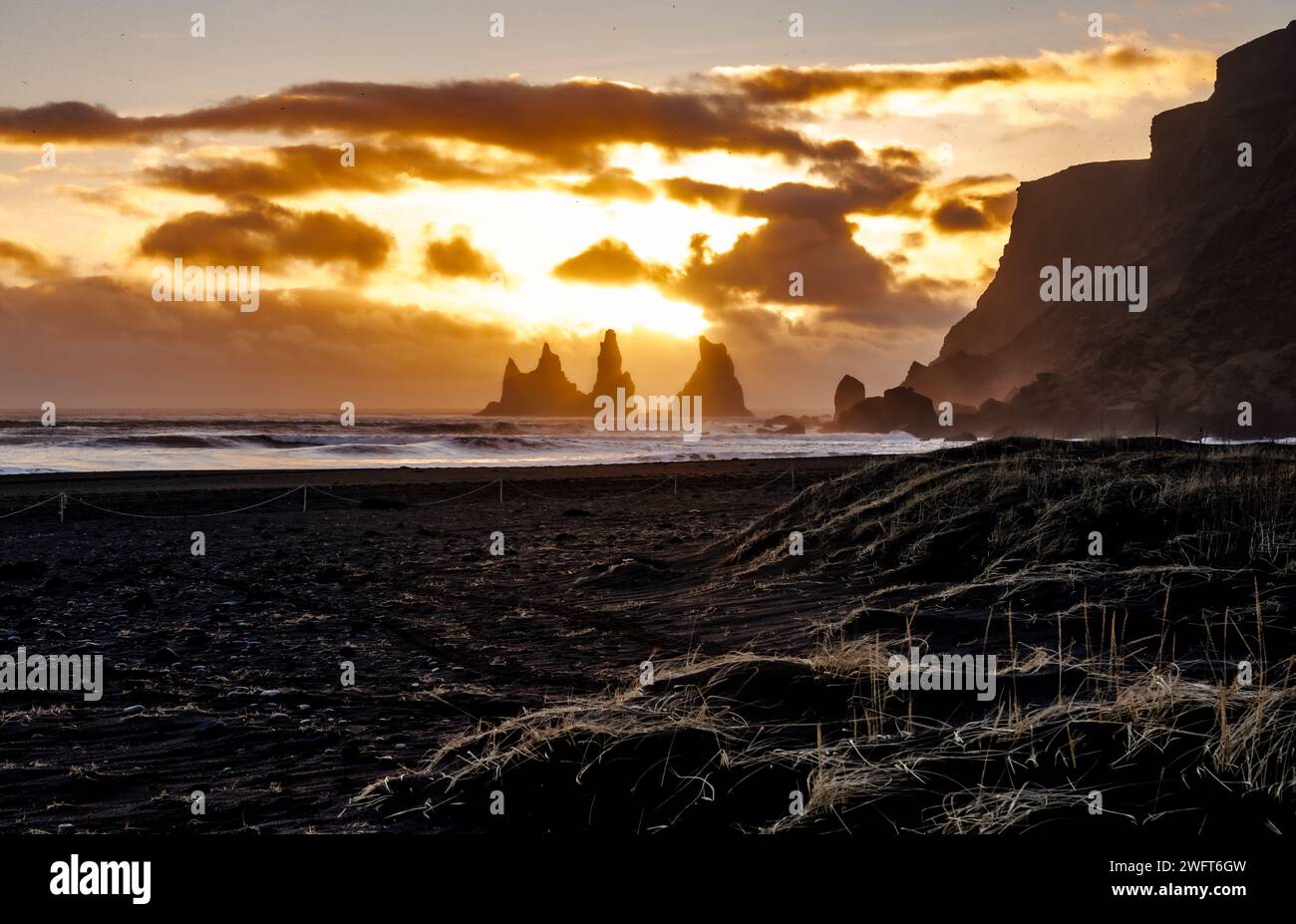 Tramonta sulle montagne in lontananza, con il sole centrato Foto Stock