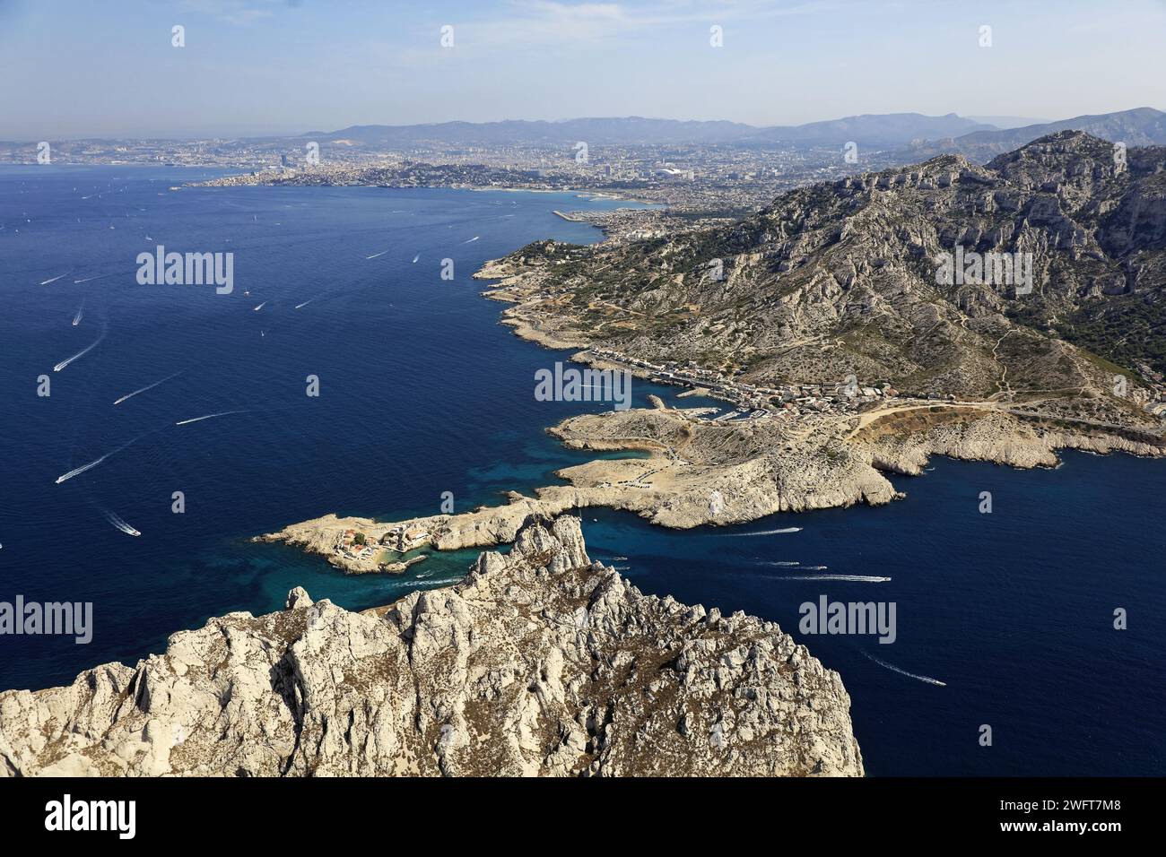 Marsiglia (Francia sud-orientale): Vista aerea del porto naturale meridionale. In primo piano, il quartiere di Goudes. In primo piano, il distr Foto Stock