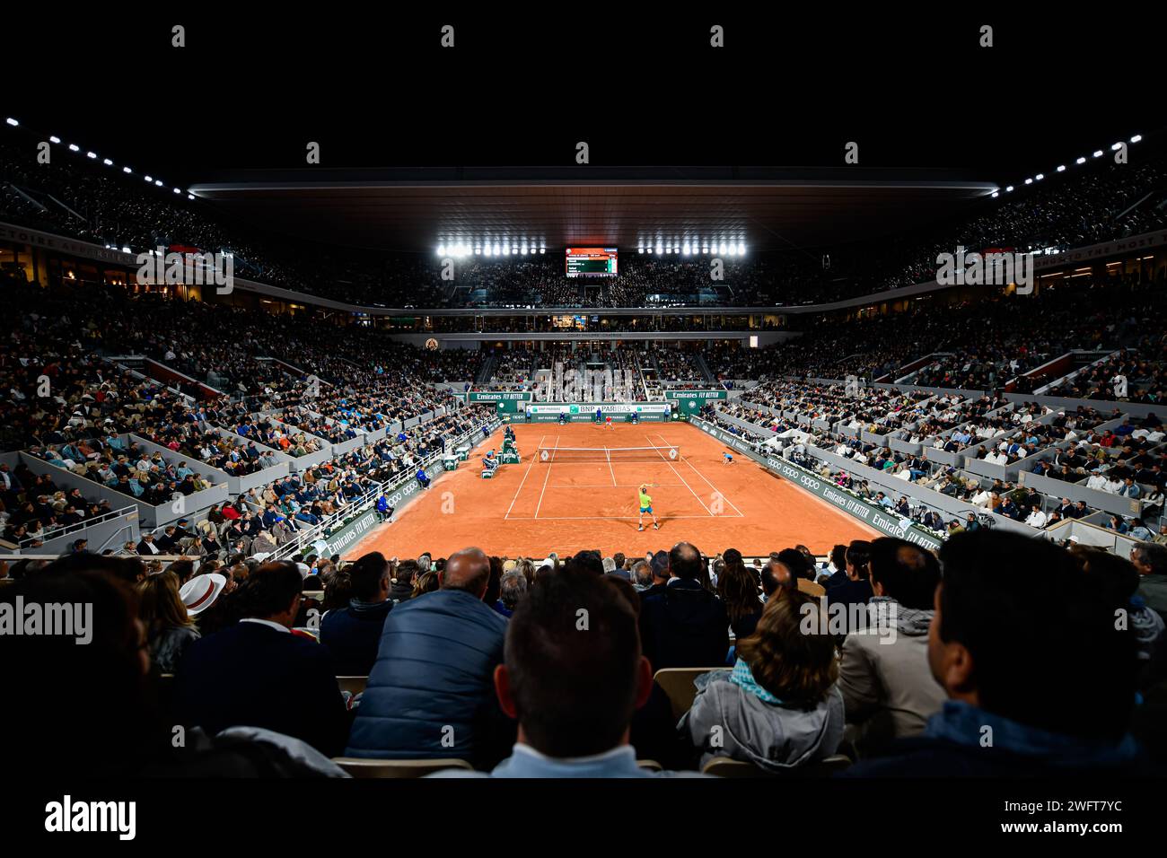 Roland-Garros sessione notturna, campo centrale Philippe Chatrier, Roland-Garros torneo di tennis 2022. Partita di tennis in serata tra Rafael Nadal A. Foto Stock
