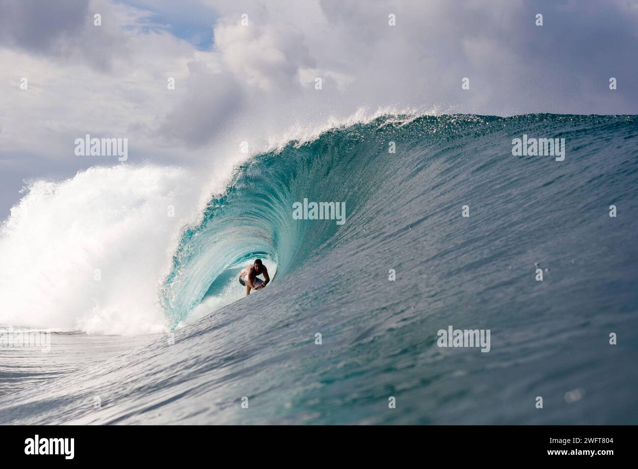 Polinesia francese, Tahiti, sito di surf a Teahupo'o: Wave, tube. Teahupoo ospiterà la competizione di surf per le Olimpiadi estive del 2024, Foto Stock
