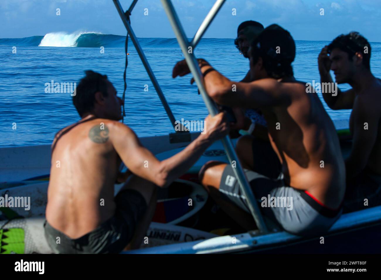 Polinesia francese, Tahiti: Sito di surf a Teahupo'o: Donna, surfista sott'acqua, sotto l'onda. Teahupo'o ospiterà la gara di surf Foto Stock