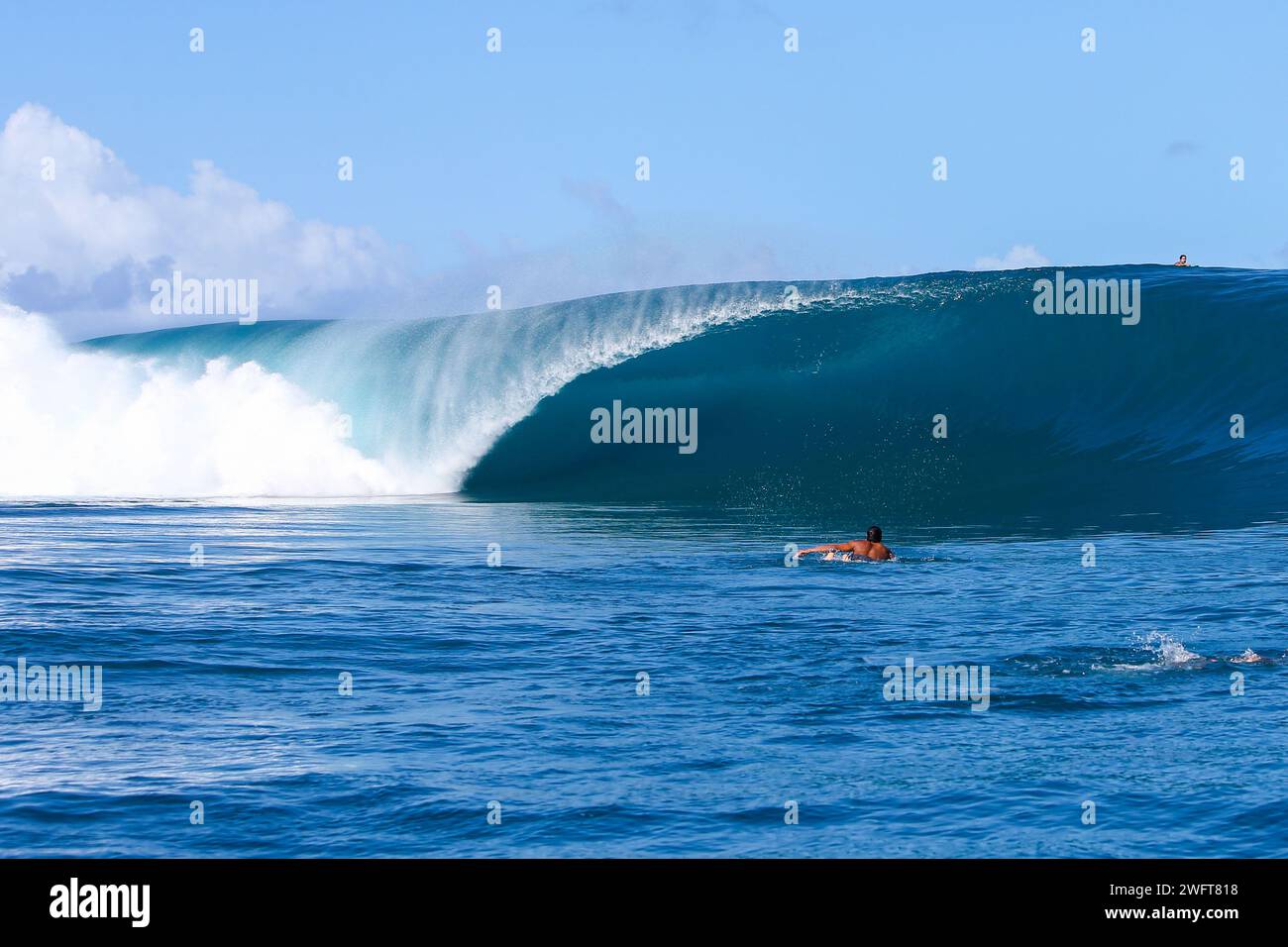 Polinesia francese, Tahiti, sito di surf a Teahupo'o: Surfista e onda barile, tubo. Teahupo'o ospiterà la competizione di surf per il 2024 Foto Stock