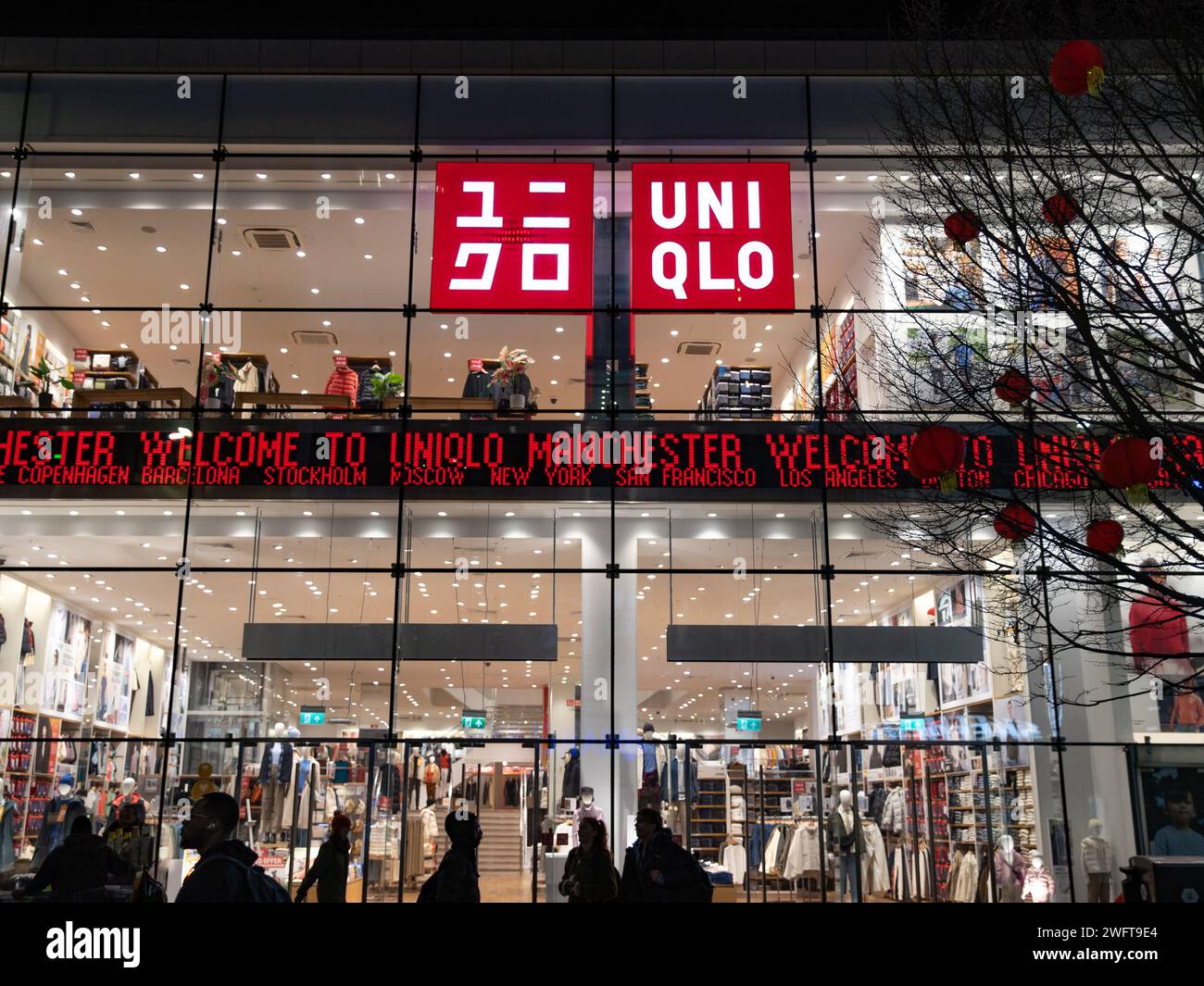Un negozio Uniqlo a Manchester, Inghilterra. Grande negozio Uniqlo con grande vetrina in vetro con pareti in vetro. Foto Stock