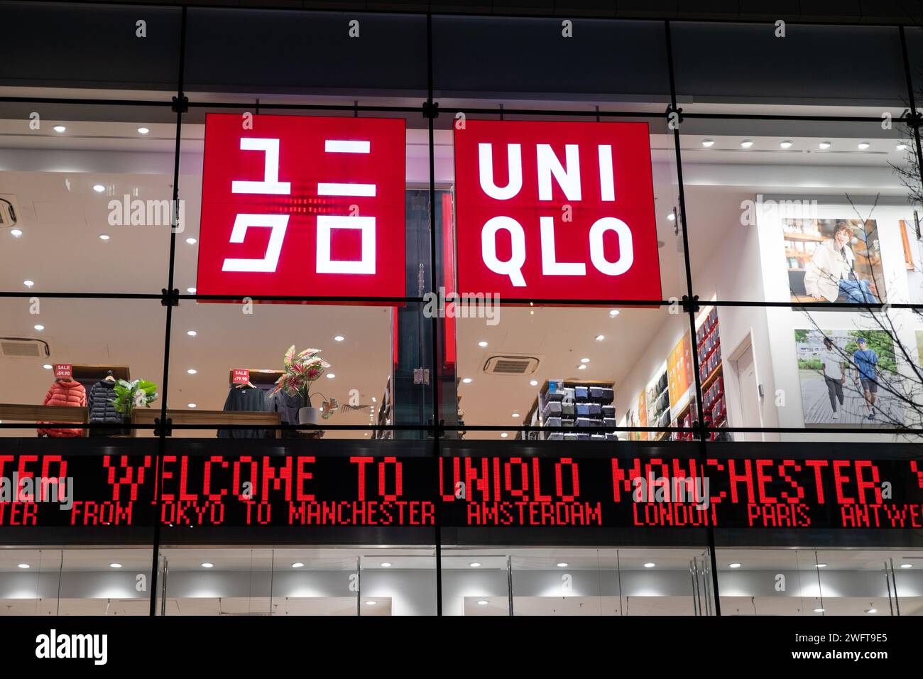 Un negozio Uniqlo a Manchester, Inghilterra. Grande negozio Uniqlo con grande vetrina in vetro. Foto Stock
