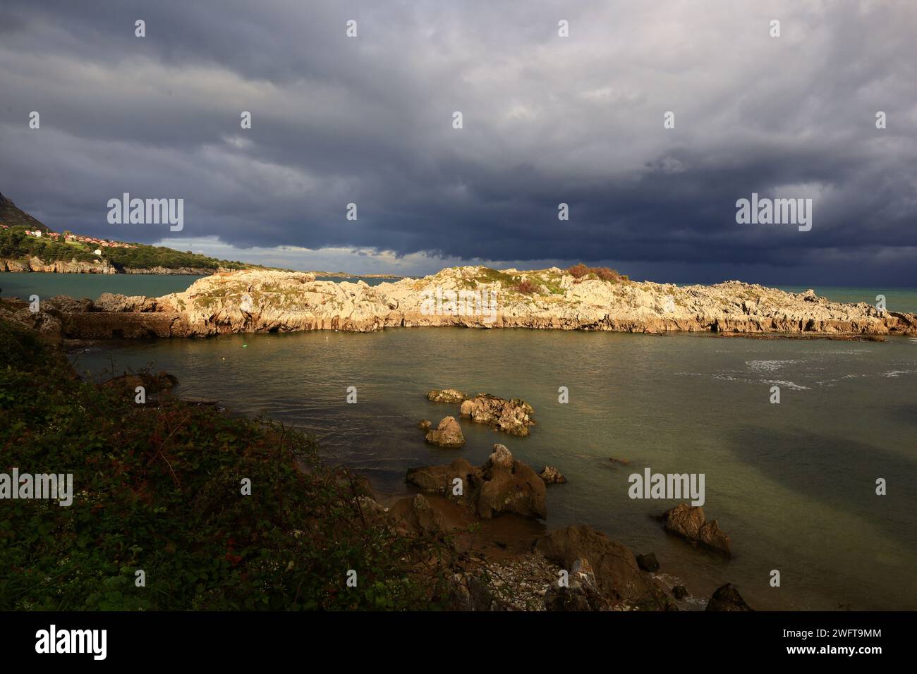 Veduta del punto di osservazione delle isole che si trova nella provincia della Cantabria. Foto Stock