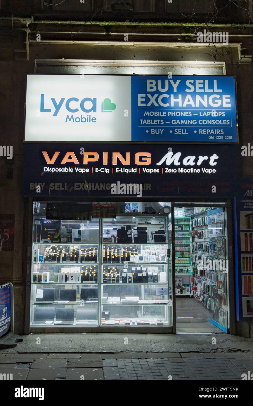 Un negozio di parafernalia per fughe, e-CIG, sigarette e fumatori a Manchester, Inghilterra, nel 2024. Vaping Mart, vape Shop, vape Store, Lycamobile Foto Stock