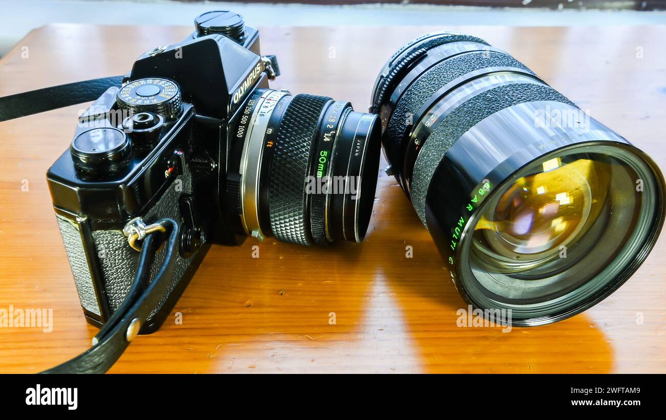 Una fotocamera retrospettiva Olympus OM-1 a obiettivo singolo da 35 mm e un obiettivo da 50 mm 1,8 con zoom Tamron m f3,5 - obiettivo da 100 mm Foto Stock
