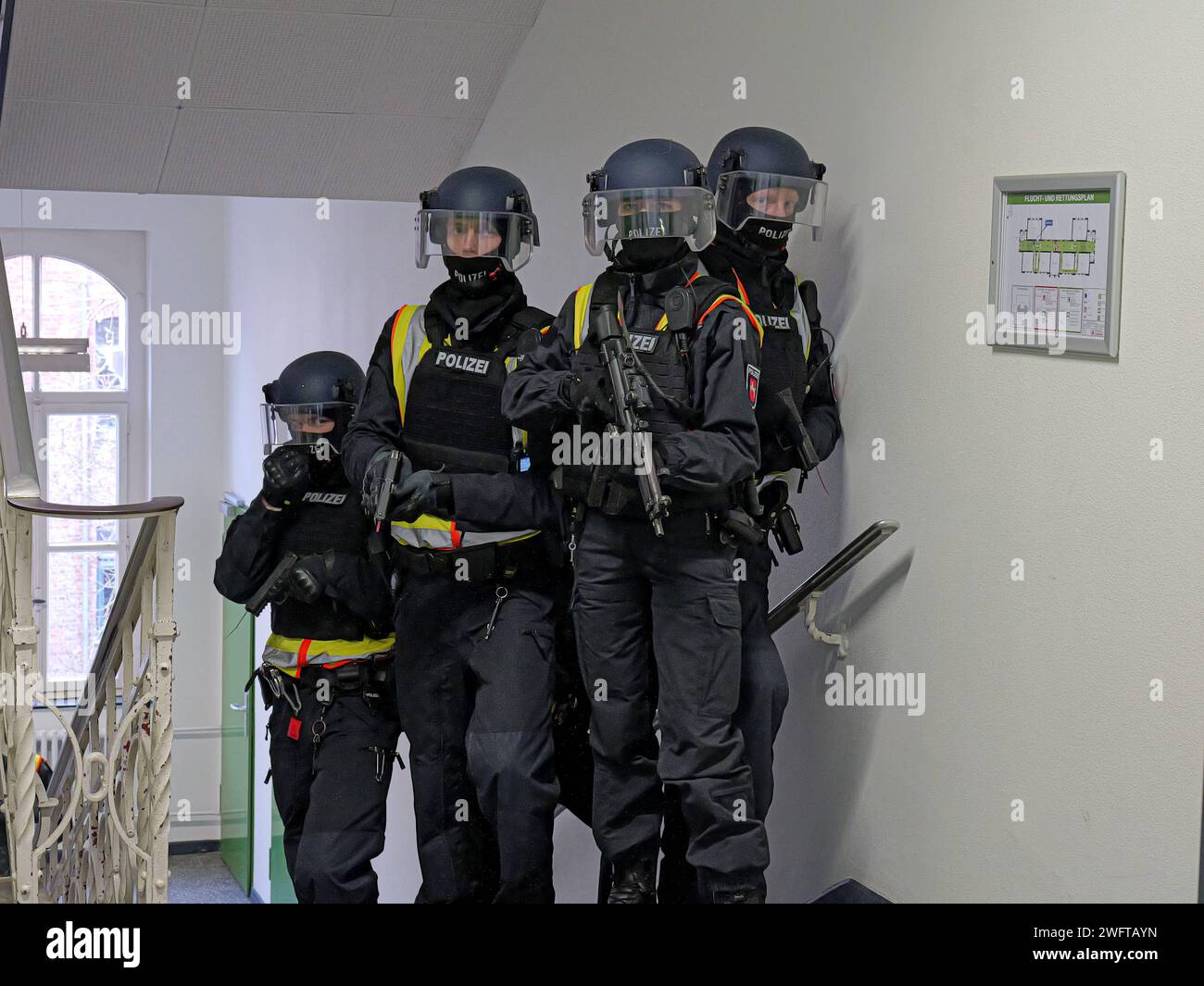 Die Bereitschaftspolizei übt für zwei Tage die taktische Vorgehensweise für lebensbedrohliche Einsatzlagen in der Bonifaziusschule in Hannover *** la polizia antisommossa pratica procedure tattiche per situazioni di pericolo di vita per due giorni alla Bonifazius School di Hannover Foto Stock