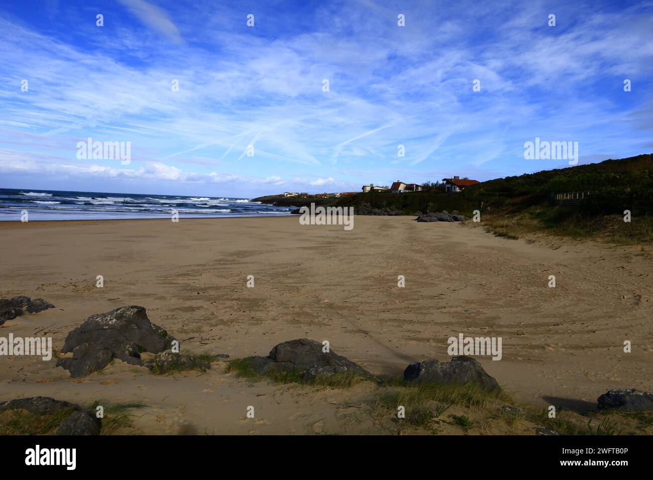 Vista sulla spiaggia di Cuberris nella provincia della Cantabria in Spagna. Foto Stock