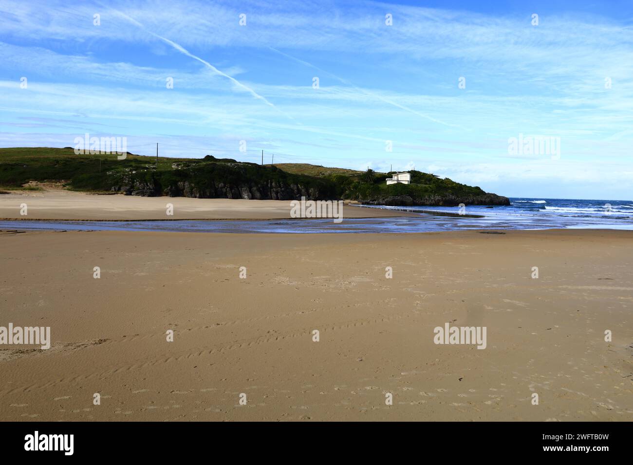 Vista sulla spiaggia di Cuberris nella provincia della Cantabria in Spagna. Foto Stock