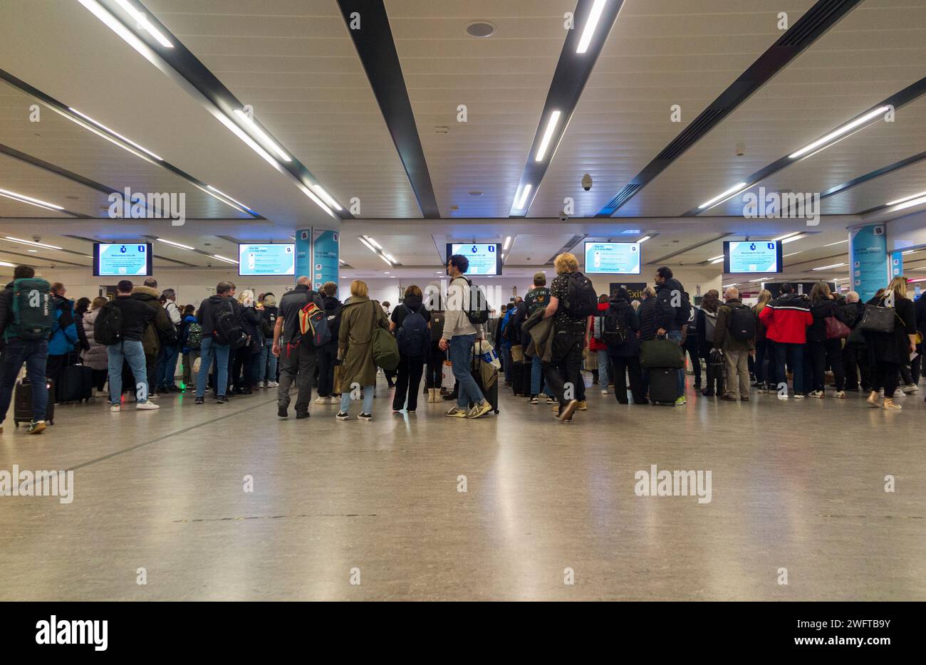 I passeggeri in arrivo in coda per entrare nel Regno Unito devono utilizzare il controllo passaporti e Gates. Confine. Terminal Nord, Aeroporto Gatwick di Londra/LGW. (137) Foto Stock