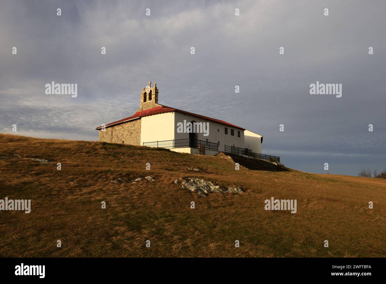 L'hermitage della Virgen del Mar è un edificio situato sull'isola della Virgen del Mar, a San Román de la Llanilla, comune di Santander Foto Stock