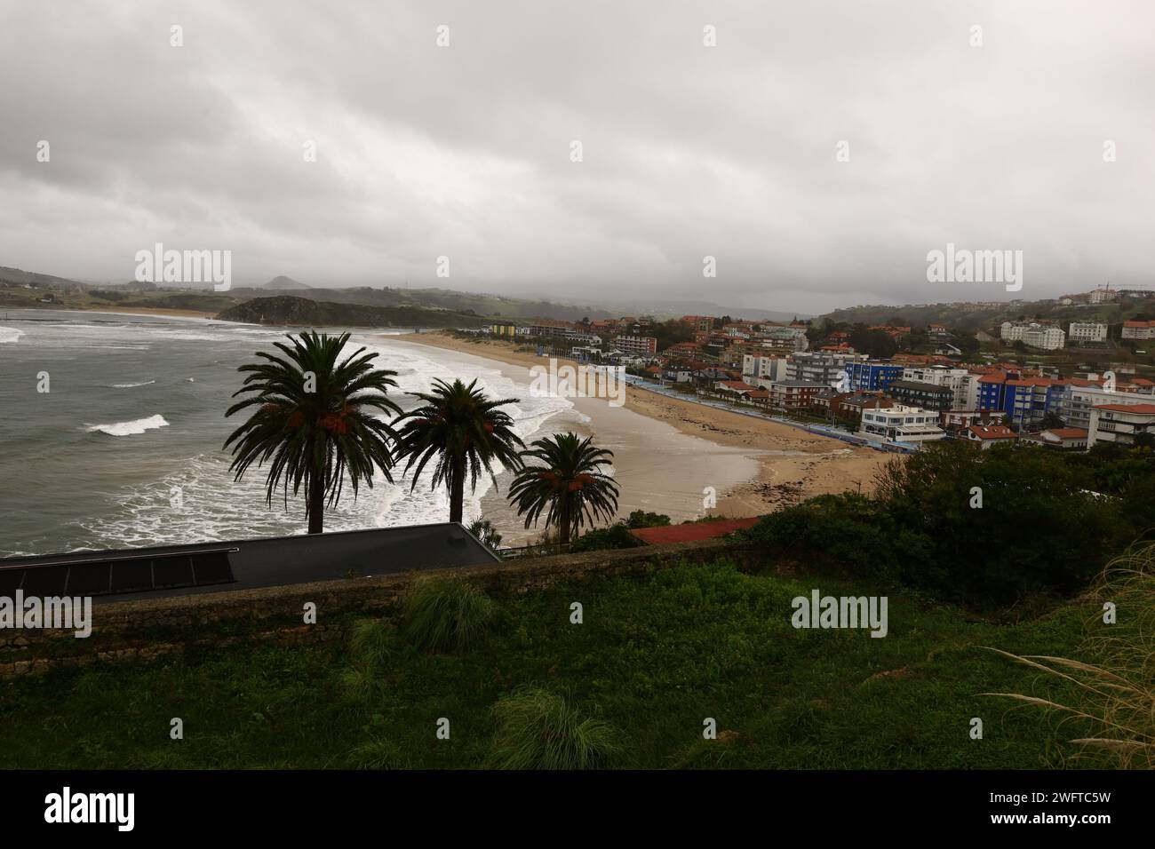Vista sulla spiaggia di Suances situata nella provincia della Cantabria, Spagna Foto Stock