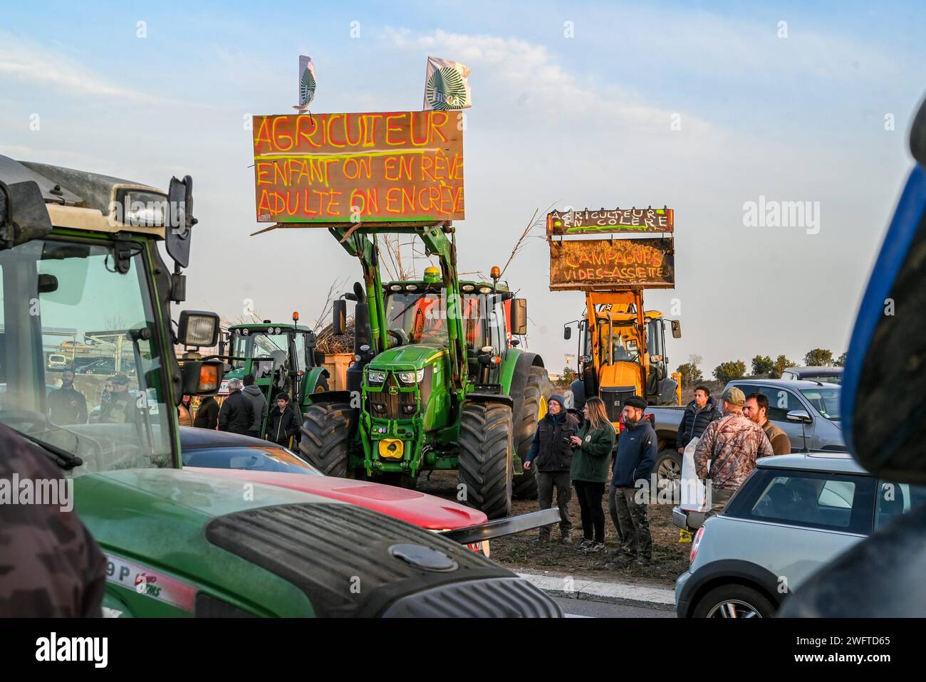 Perpignan, Francia. 1 febbraio 2024. © PHOTOPQR/l'INDEPENDENT/MICHEL CLEMENTZ ; PERPIGNAN ; 01/02/2024 ; SOCIAL/MANIFESTATION DES AGRICULTEURS EN COLERE/BLOCAGE DU ROND POINT DU PEAGE sud DE PERPIGNAN/AUTOROUTE A9 - continua la protesta degli agricoltori francesi Francia 1 febbraio 2024 credito: MAXPPP/Alamy Live News Foto Stock