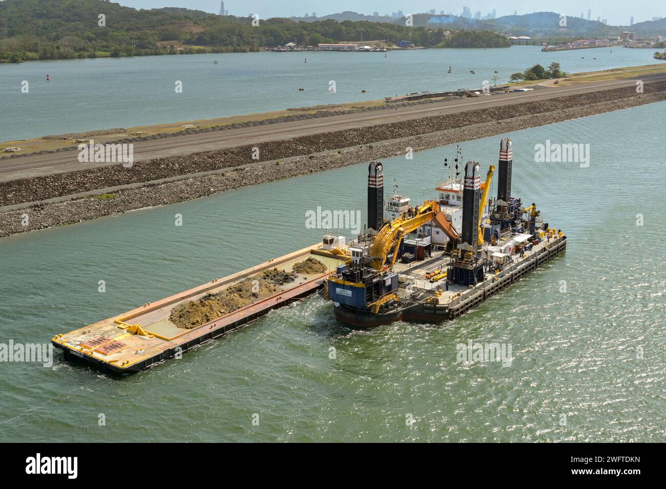 Canale di Panama, Panama - 23 gennaio 2024: Grande chiatta industriale galleggiante utilizzata per dragare il canale per rimuovere limo, fango e sporco. Foto Stock
