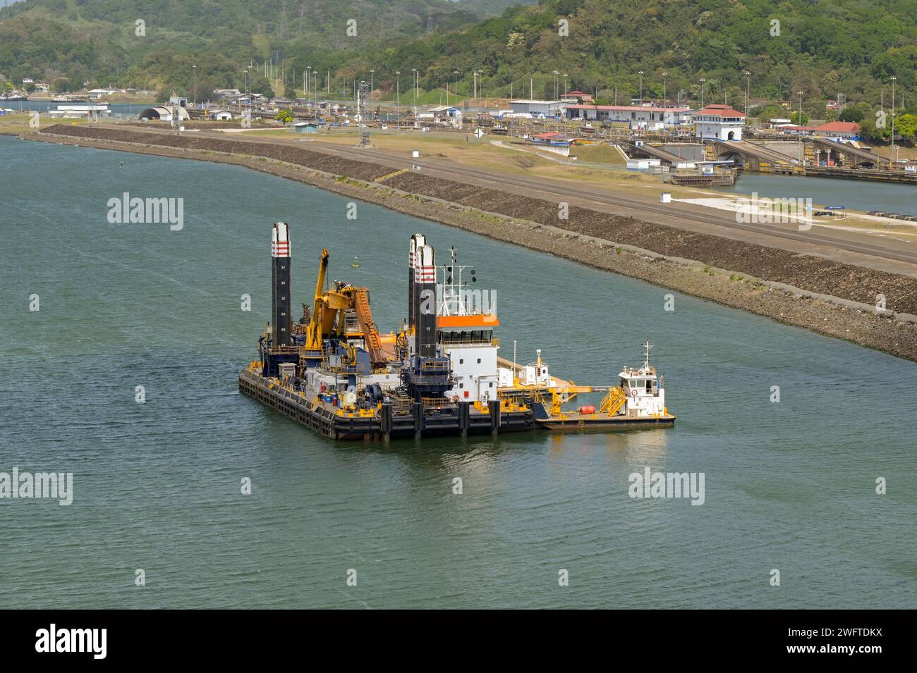 Canale di Panama, Panama - 23 gennaio 2024: Grande chiatta industriale utilizzata per dragare il canale per rimuovere limo e sporco. Foto Stock